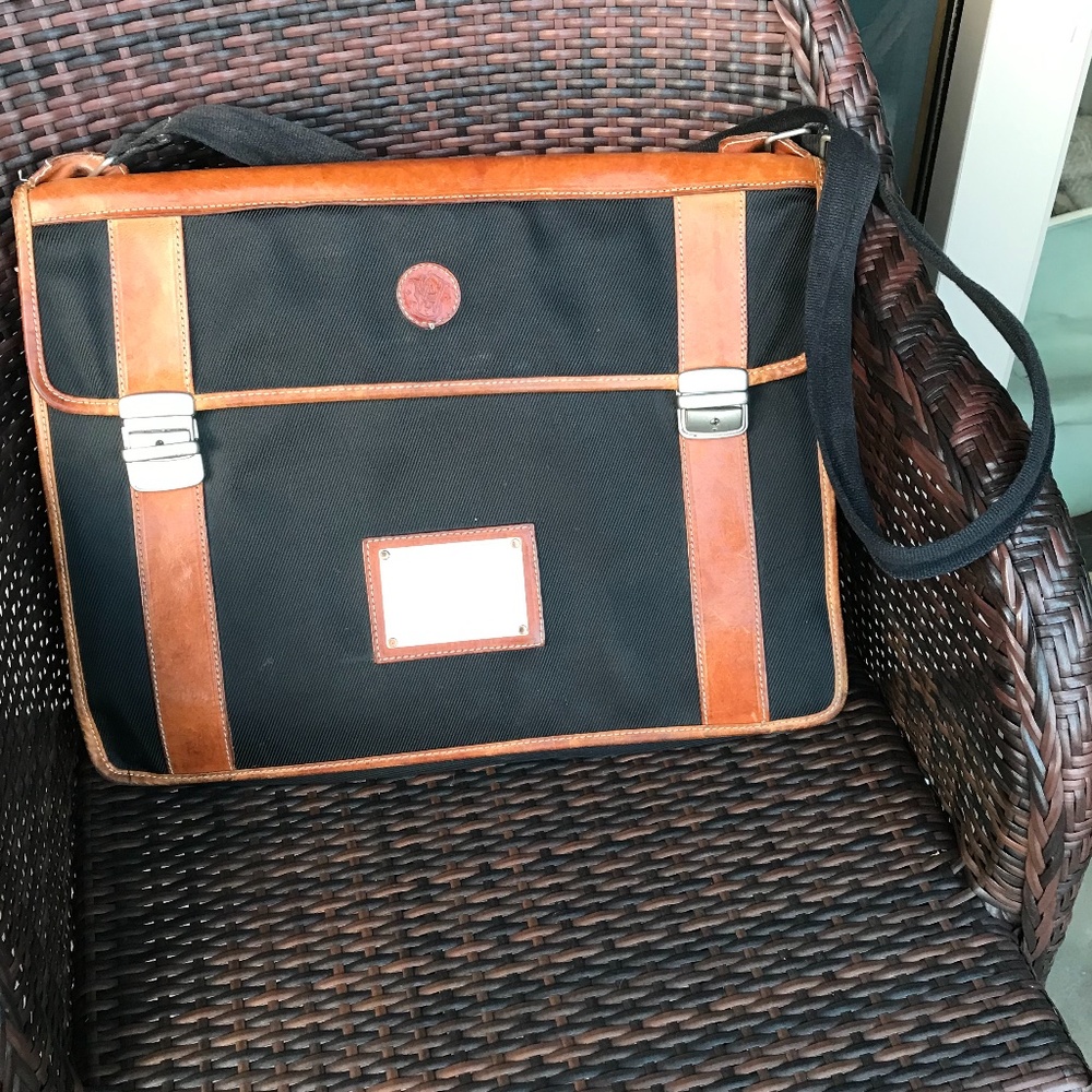 Smith & Wesson briefcase, vintage, 18”x13.5” (5” maximum bottom extension)